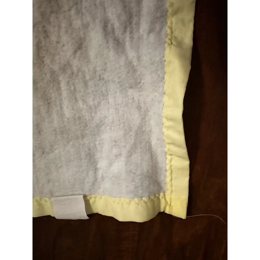 Vtg‎ Chatham Pale Yellow Acrylic Baby Crib Blanket Satin Trim Lovey 30 X 40 USA